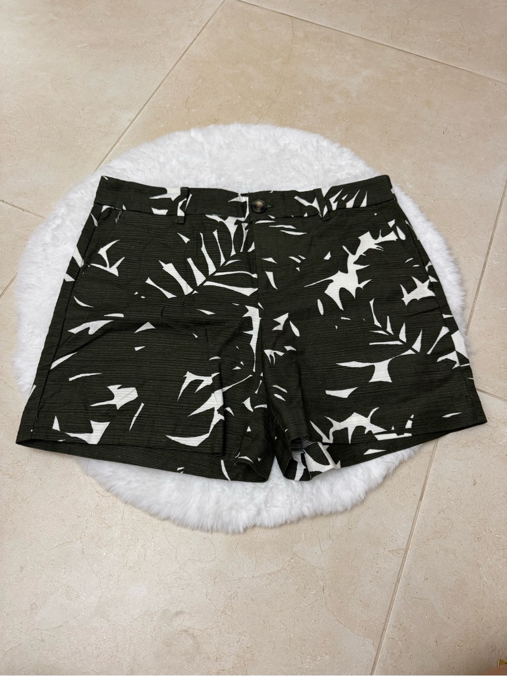 NWT Ann Taylor Olive Green Tropical The 6” Short Mid Rise Size 8